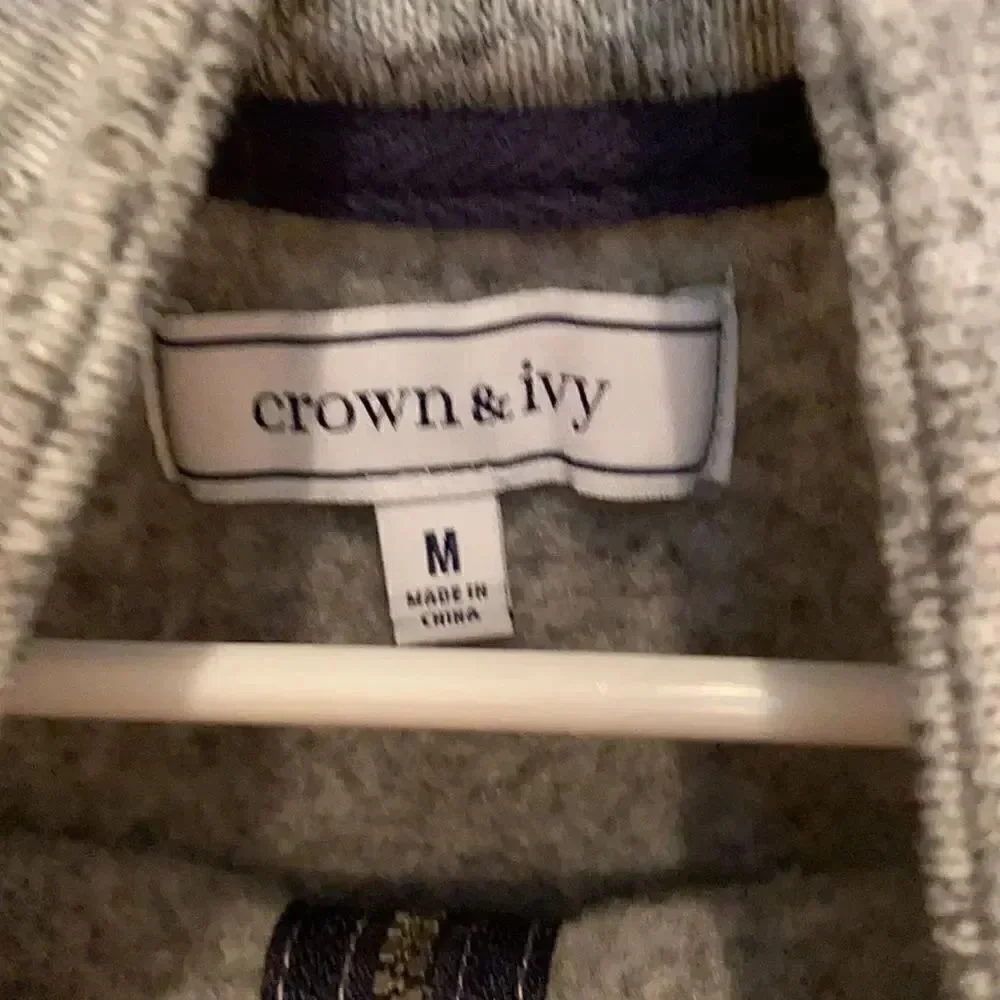 Crown and ivy pullover M